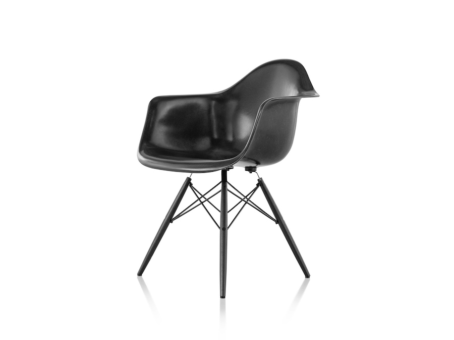 Una foto - Sillón Eames de fibra de vidrio moldeada–Base de clavijas–Sin tapizar