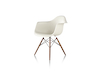Una foto - Sillón Eames de plástico moldeado–Base de clavijas–Sin tapizar