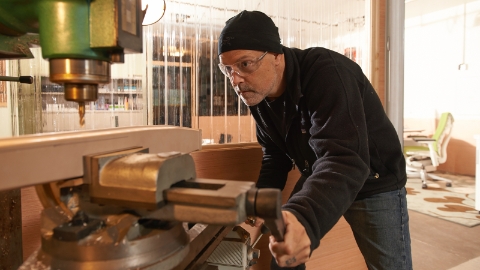 El diseñador de productos Brian Alexander en el trabajo en su estudio.