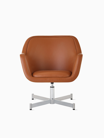 Sillón Bumper lounge con brazos estándar y base de estrella de cuatro puntas.