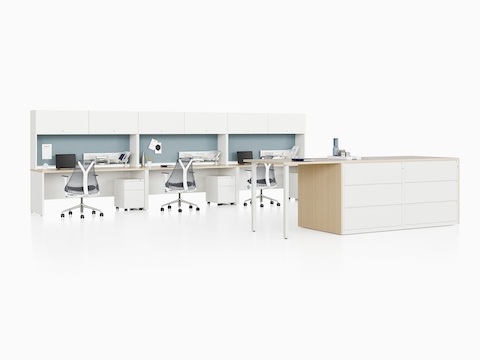 Tres estaciones de trabajo de escritorio metálico Canvas en blanco con paneles para chinchetas en celeste y una unidad de almacenamiento.