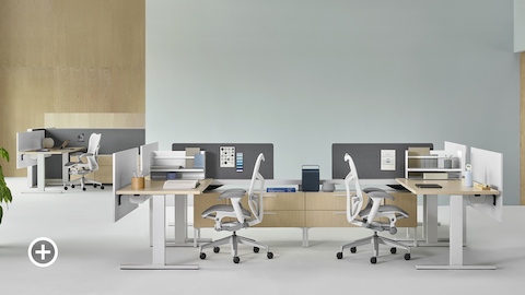 Uma estação de trabalho Canvas Vista com cadeiras de escritório Mirra 2 brancas em primeiro plano e uma estação de trabalho Canvas Wall com cadeiras de escritório Mirra 2 brancas ao fundo. Selecione para ir até a página de Estações de trabalho individuais no Canvas Lookbook.
