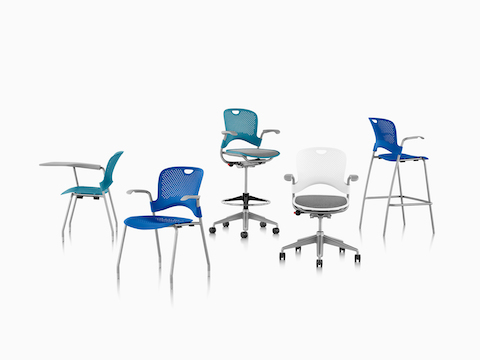 Familia de sillería Caper: silla y silla alta multipropósito, silla y silla alta apilables, y una silla apilable con brazo paleta. Familia de sillería Caper: silla y silla alta multipropósito, silla y silla alta apilables, y una silla apilable con brazo paleta.