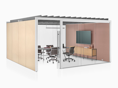 Una sala de reuniones Overlay cerrada con dos paredes de vidrio y dos paredes laminadas con una mesa de conferencias y cuatro sillas en su interior.