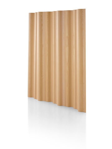 Una pantalla plegable de madera laminada moldeada Eames con un acabado de fresno claro. Seleccione para ir a Pantallas independientes.