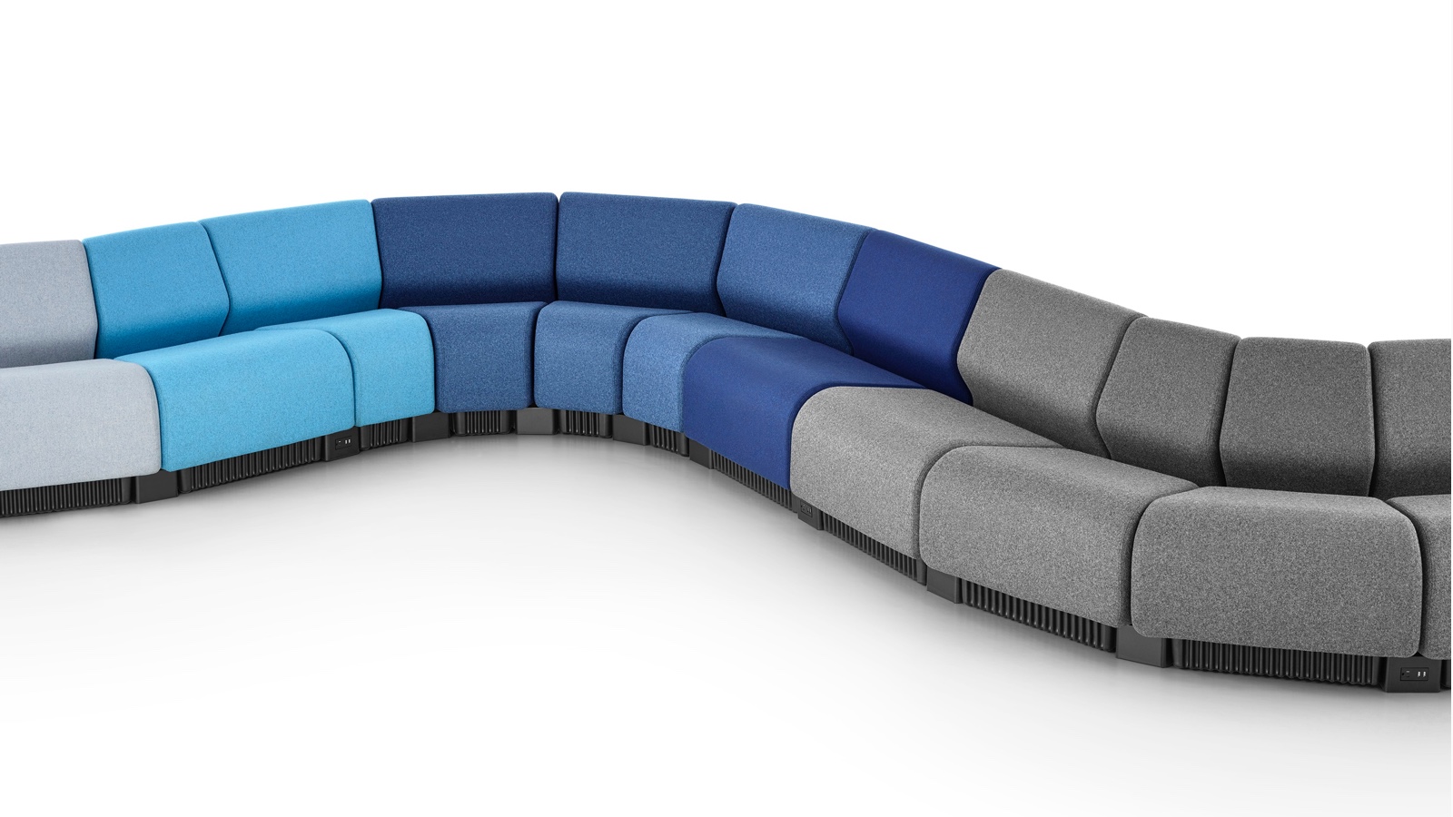 Configuración de sillas serpenteante con módulos de sillas Chadwick en tonos de gris y azul. Configuración de sillas serpenteante con módulos de sillas Chadwick en tonos de gris y azul.