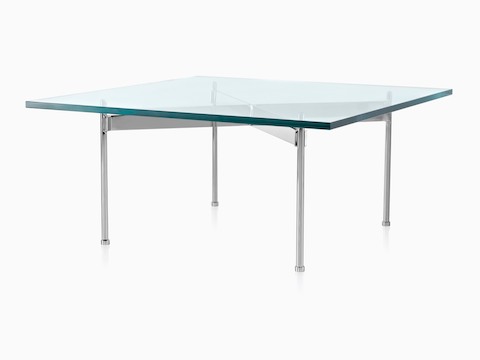 Vista en ángulo de una mesa de vidrio Claw Table con una superficie rectangular y cuatro patas de metal.