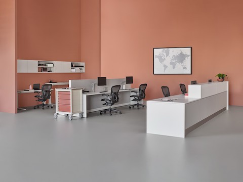 Esquema para proveedores de cuidado con un mostrador de enfermería Commend prefabricado en gris y blanco, mesas Renew Sit-to-Stand y sillas Aeron.