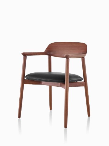 Silla lateral Crosshatch con un acabado oscuro y cojín de asiento negro, visto desde un ángulo de 45 grados.