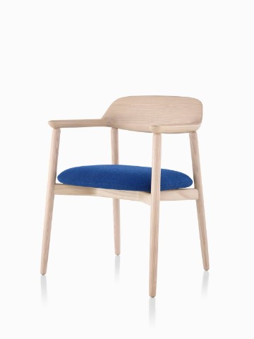 Silla lateral Crosshatch con un acabado ligero y cojín de asiento azul, vista desde un ángulo de 45 grados.