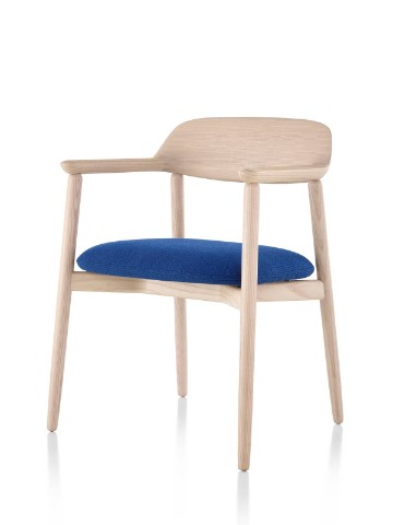 Silla lateral Crosshatch con un acabado ligero y cojín de asiento azul, vista desde un ángulo de 45 grados. Silla lateral Crosshatch con un acabado ligero y cojín de asiento azul, vista desde un ángulo de 45 grados.