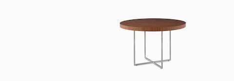 Una mesa Domino con superficie de madera y base de metal. Una mesa Domino con superficie de madera y base de metal.