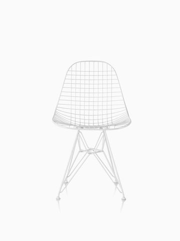 Silla Eames Wire para exterior con acabado en blanco y base de alambre.