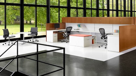 Estaciones de trabajo Ethospace con sillas de trabajo ergonómicas negras Aeron.