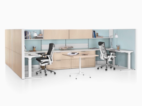 Ethospace compartió el espacio de trabajo con paneles de madera, unidades de almacenamiento y sillas de escritorio negras Embody ergonómicas.