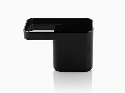 Vista de perfil de una taza de lápiz Formwork negra con compartimento trasero profundo y compartimento frontal en voladizo.
