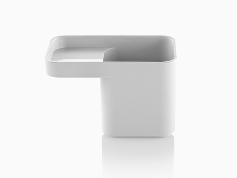 Vista de perfil de una taza de lápiz Formwork blanca con compartimento trasero profundo y compartimento frontal en voladizo.