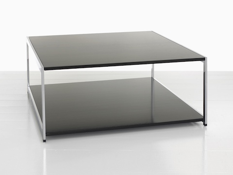 Una mesa de centro H Frame rectangular con un top negro y un estante inferior negro.
