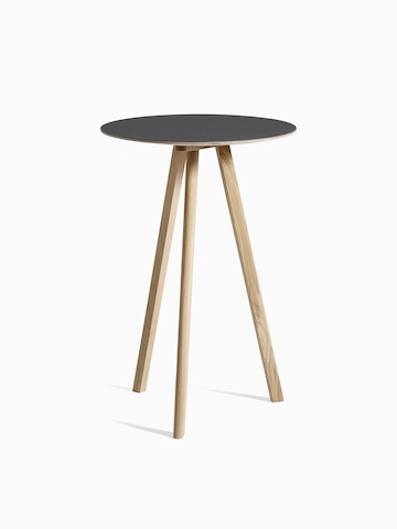 Mesa Copenhague Bistro en negro con patas de madera, vista desde un ángulo.