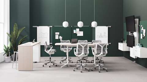 Un esquema de oficina que presenta una mesa comunitaria Headway y una mesa de conferencias Headway con una base en Y con taburetes Cosm, una unidad Logic Reach que proporciona energía y mobiliario de colaboración Exclave.
