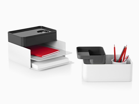 Dos configuraciones de elementos de almacenamiento de escritorio apilables de Formwork, incluidas bandejas de papel, cajas grandes y pequeñas y una taza de lápiz.