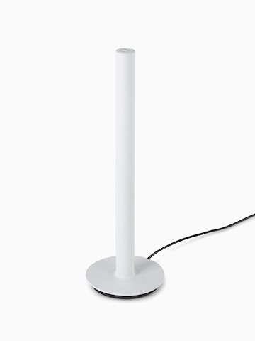 Una micro torre Logic en blanco con cable eléctrico.
