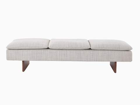 Banca Mantle tapizada en Capri Stone con base de madera de nogal.