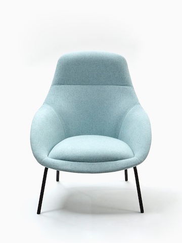 Always Lounge Chair da NaughtOne com estofamento azul claro e pernas em aço na cor preta, vista de frente.