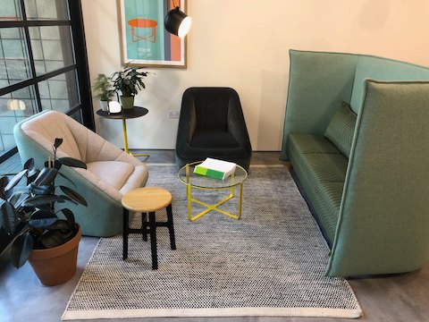 Duas cadeiras Fiji da NaughtOne com diferentes estofamentos em uma configuração de lounge com sofá Cloud, mesa de café Trace, banqueta Construct e mesa Knot.