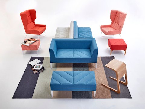 Sofá modular Hatch em azul claro e cinza, sofá e bancos juntamente com duas cadeiras Hush e uma mesa Riley em carvalho.
