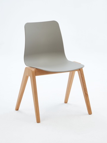 Una silla de madera Polly Wood de NaughtOne gris con base de roble, vista desde un ángulo.