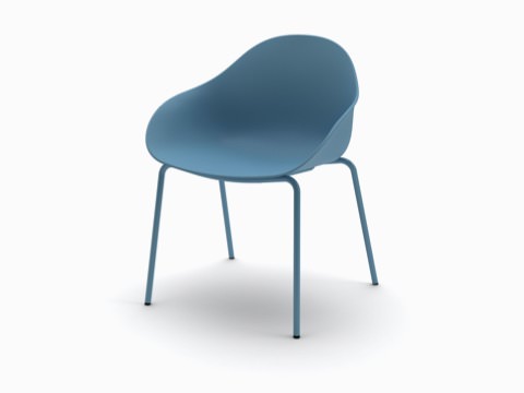 Vista en tres cuartos de la carcasa de una silla de visita Ruby en azul combinada con una base de 4 patas. Vista en tres cuartos de la carcasa de una silla de visita Ruby en azul combinada con una base de 4 patas.