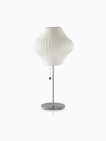 Una lámpara de mesa blanca.