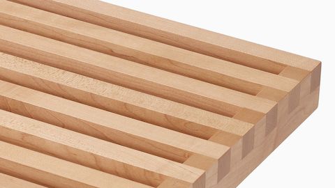 Primer plano en detalle de los listones de madera maciza del benching con plataforma Nelson.