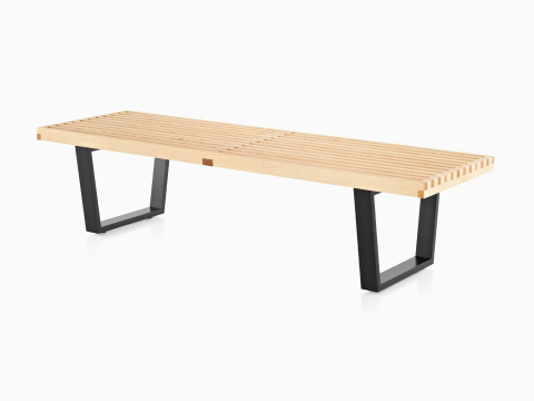 Benching con plataforma Nelson en arce claro, con patas de madera teñida de negro, visto desde un ángulo. Benching con plataforma Nelson en arce claro, con patas de madera teñida de negro, visto desde un ángulo.