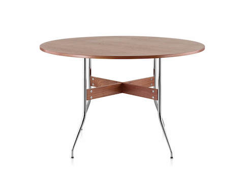 Una mesa de patas redonda Nelson Swag en un acabado de madera medio, mostrando camillas de nogal en forma de X entre patas de acero tubulares.