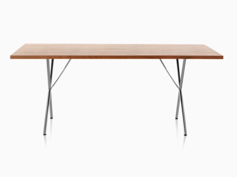 Una mesa Nelson X-Leg con una parte superior de chapa clara y patas cromadas, vista desde el lado largo. Una mesa Nelson X-Leg con una parte superior de chapa clara y patas cromadas, vista desde el lado largo.