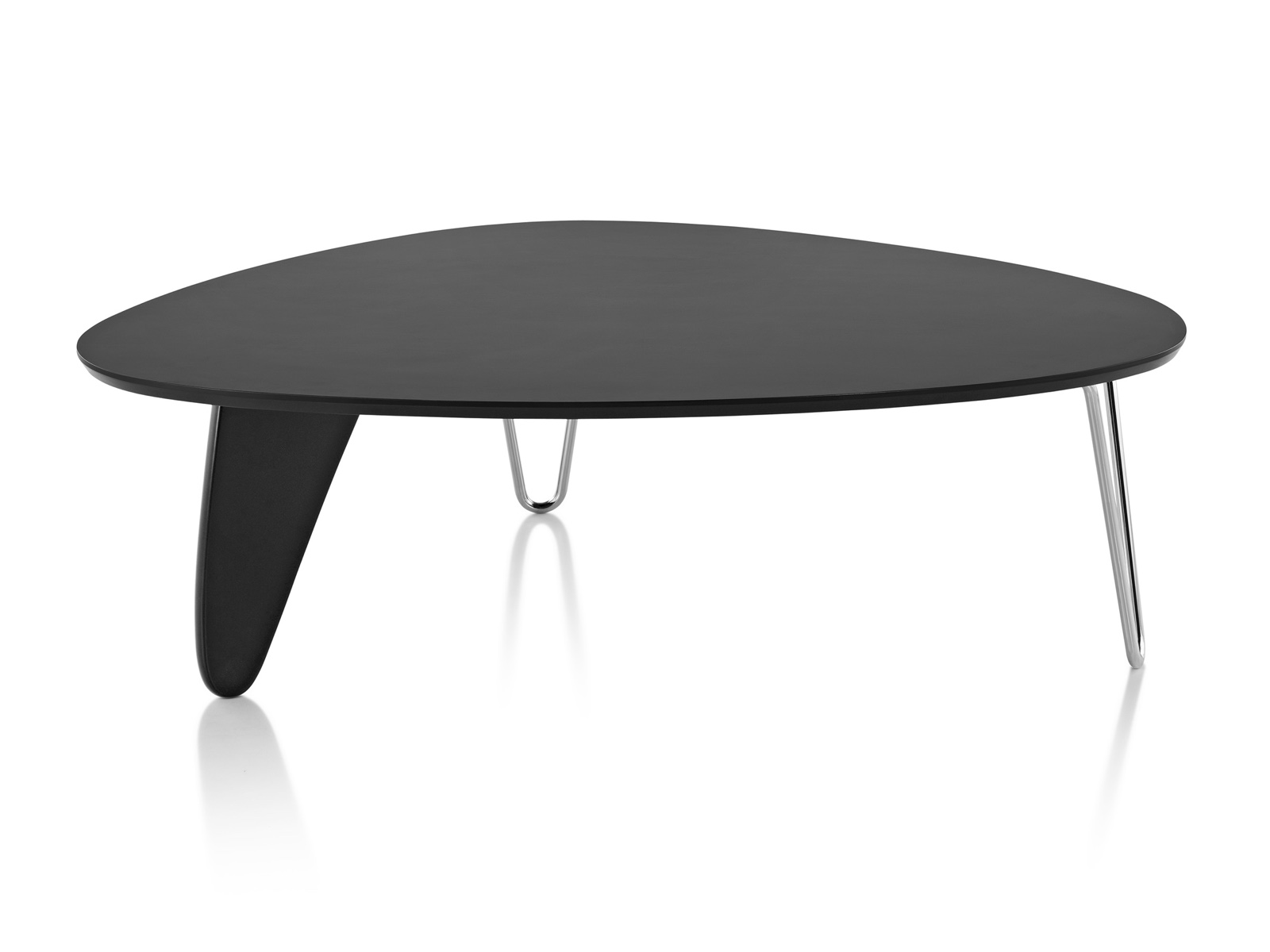 Una Noguchi Rudder Table con un acabado negro. Una Noguchi Rudder Table con un acabado negro.