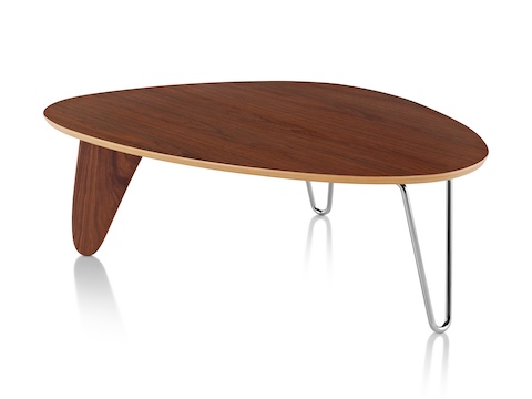 Una Noguchi Rudder Table con un acabado de nogal. Una Noguchi Rudder Table con un acabado de nogal.