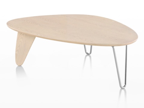 Una Noguchi Rudder Table con un acabado en ceniza blanca. Una Noguchi Rudder Table con un acabado en ceniza blanca.