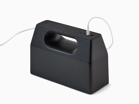 Paquete para conexión eléctrica OE1 negro con un cable USB-C blanco conectado, vista desde un ángulo.