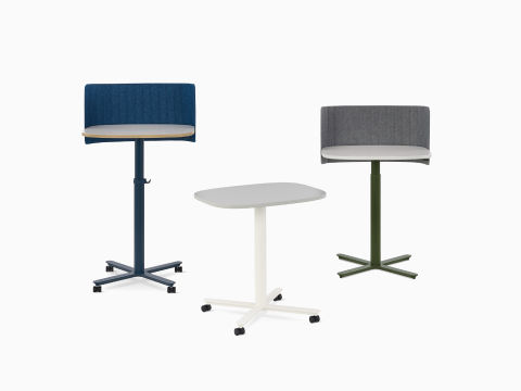 Tres mesas de trabajo Passport con diversos accesorios en diferentes alturas y acabados. Tres mesas de trabajo Passport con diversos accesorios en diferentes alturas y acabados.