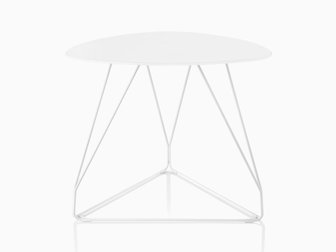 Una mesa auxiliar Polygon Wire blanca con una tapa triangular redondeada.