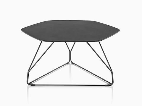 Una mesa auxiliar Polygon Wire negra con una tapa hexagonal.