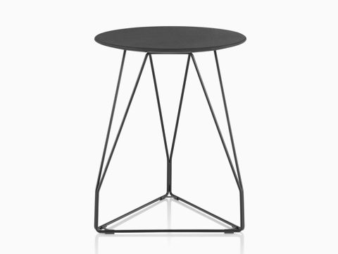Una mesa redonda redonda Polygon Wire con una parte superior negra y una base de alambre. Una mesa redonda redonda Polygon Wire con una parte superior negra y una base de alambre.