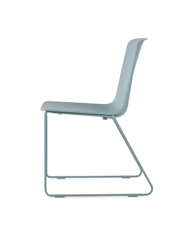 Una silla apilable Pronta en glaciar con carcasa y base sumergidas en color.