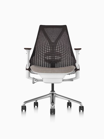 Silla de oficina Sayl negra con respaldo y asiento tapizado color canela, vista desde la parte delantera.