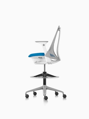Vista de perfil de un taburete Sayl gris claro con un asiento azul.