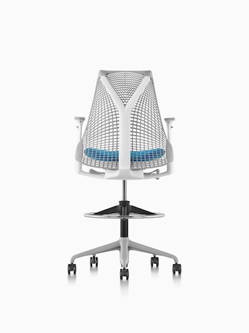 Gris claro Sayl Taburete con un asiento azul, visto desde la parte trasera.