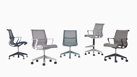 Un grupo de cinco sillas Setu que incluye una silla para visitas Setu con brazos, en azul; una silla Setu con brazos, en blanco y suspensión en gris; una silla Setu sin brazos, en azul claro; un taburete Setu en gris claro y una silla Setu tapizada, con brazos, en gris.